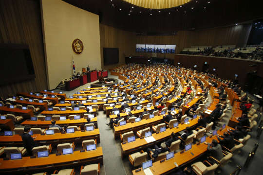 2일 밤 테러방지법안과 20대 총선 선거구 획정안 처리를 위해 열린 본 회의에서 여야 의원들이 표결을 기다리고 있다.
